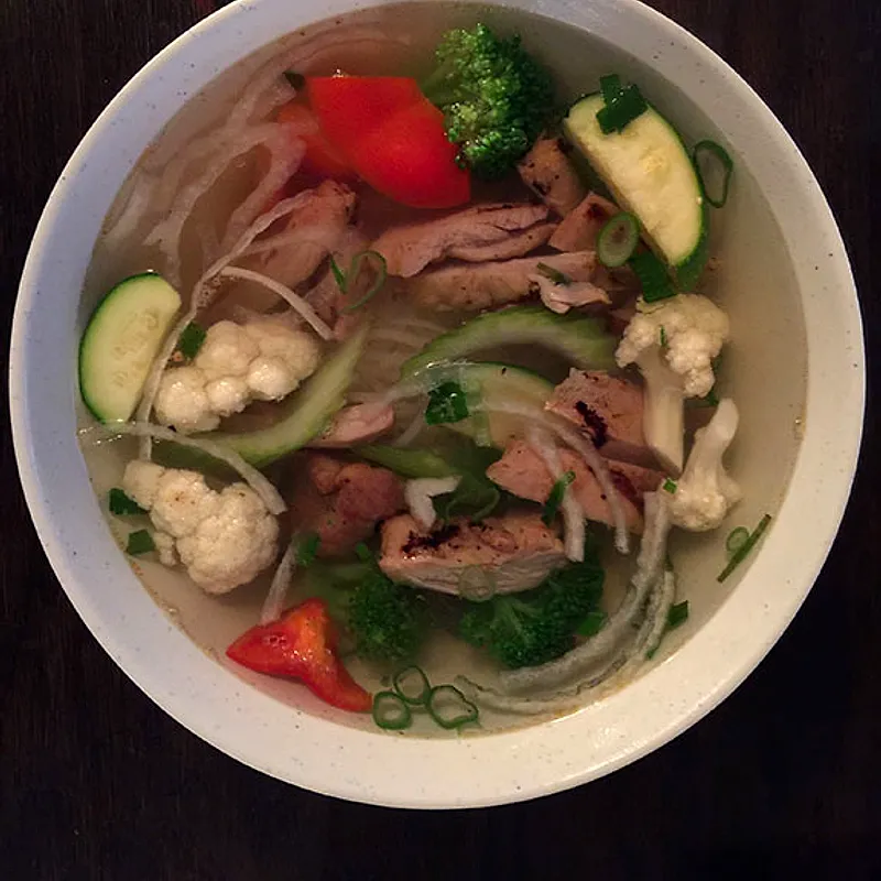 Bol de nouilles vietnamien généreusement garni chez Phở Mont Royal